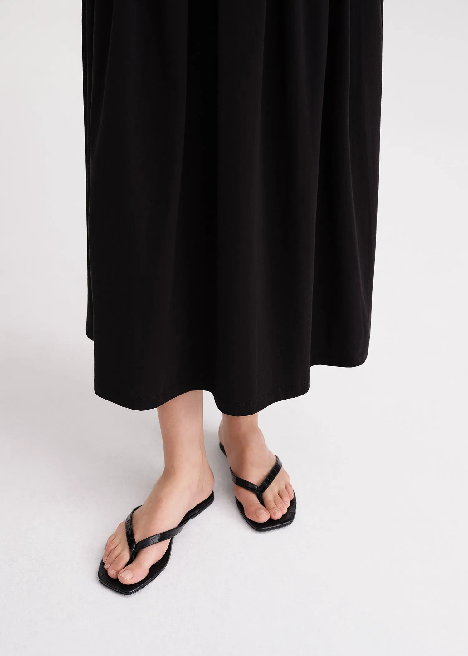 Croco-embossed flip flops black